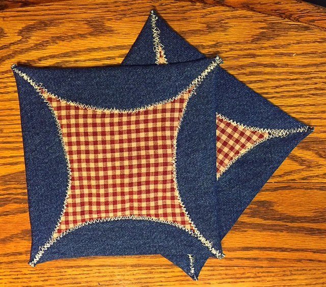 https://hangryfork.com/wp-content/uploads/2016/03/denim-pattern-potholders.jpg