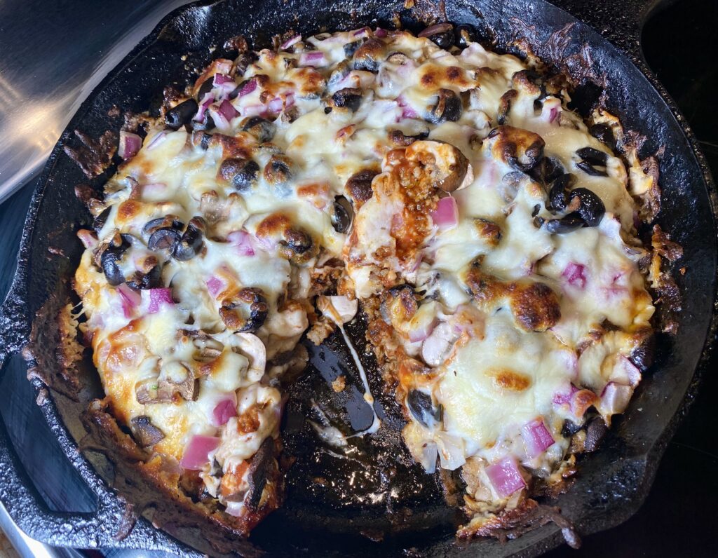 keto pizza with sausage crust 1